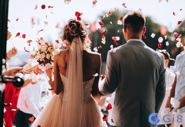 Mơ đám cưới với người yêu cũ cho thấy hôn nhân hiện tại đang có trục trặc Mơ đám cưới với người yêu cũ cho thấy hôn nhân hiện tại đang có trục trặc