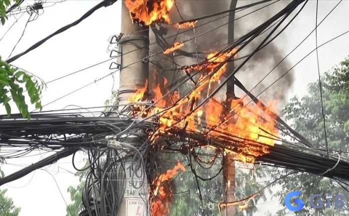 Giấc mơ về cột điện chập cháy thường liên quan đến quyền lực nên cẩn thận Giấc mơ về cột điện chập cháy thường liên quan đến quyền lực nên cẩn thận