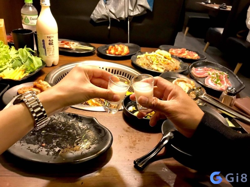 Mơ thấy ăn cơm với bạn bè thể hiện mối quan hệ tốt đẹp giữa các bạn Mơ thấy ăn cơm với bạn bè thể hiện mối quan hệ tốt đẹp giữa các bạn