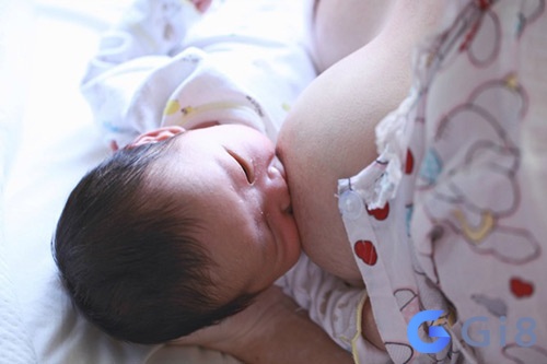 Mơ thấy người yêu cho con bú là điềm báo bị phản bội Mơ thấy người yêu cho con bú là điềm báo bị phản bội
