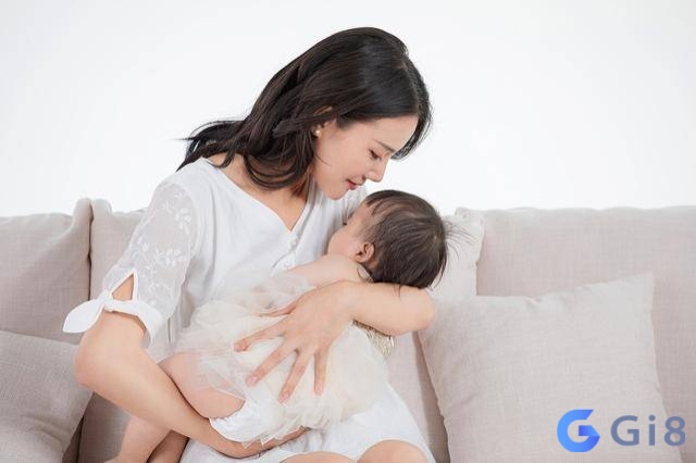 Mơ thấy bé gái bế trên tay báo hiệu sự chăm sóc và yêu thương Mơ thấy bé gái bế trên tay báo hiệu sự chăm sóc và yêu thương