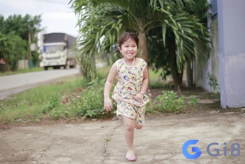 Mơ thấy bé gái chạy nhảy là dấu hiệu của sự tự tin và tinh thần phấn chấn trong công việc Mơ thấy bé gái chạy nhảy là dấu hiệu của sự tự tin và tinh thần phấn chấn trong công việc